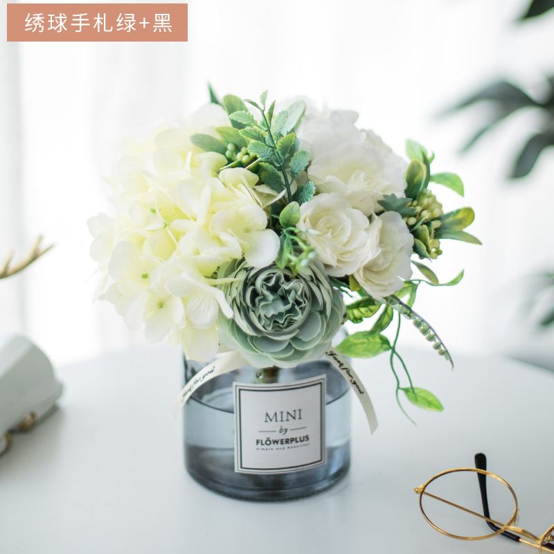 ขวดสีเขียวและดำ ลายดอกไฮเดรนเยีย