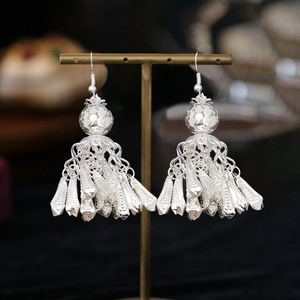 Pendientes de Plata con Borlas Miao de 6.5 cm de Largo, Color Plateado, Joyería de Estilo Étnico para Mujer - Product Image 3