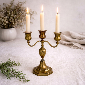 Candelabro de Latón con Acabado Dorado Antiguo - Centro de Mesa de Alta Gama para Hoteles de Lujo y Restaurantes de Alta Cocina B2B - Product Image 1