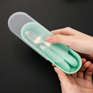 Juego de tenedor y cuchara portátiles de acero inoxidable 304 para bebés con estuche de 0 a 12 meses - Product Image 4