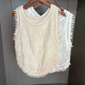 Débardeur court sans manches en coton 100% de haute qualité, tricoté ajouré à motif floral, avec franges et bretelles fines - Product Image 5