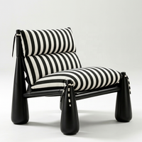 Fauteuil lounge sculptural postmoderne à rayures noires et blanches à nouer |   Chaise d'appoint en bois de frêne massif avec pieds coniques épais