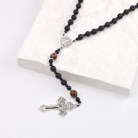 Collier de prière classique religieux en perles de pierre de lave noire de 8 mm avec crucifix de Saint Benoît pour hommes