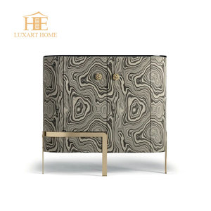 Armoire de stockage de vin <span class=keywords><strong>en</strong></span> <span class=keywords><strong>bois</strong></span> blanc avec conception de barre <span class=keywords><strong>d</strong></span>'<span class=keywords><strong>angle</strong></span> de jambe <span class=keywords><strong>d</strong></span>'acier inoxydable pour l'application de salon de meubles <span class=keywords><strong>d</strong></span>'hôtel à la maison - Product Image 1