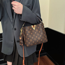 กระเป๋าถือแฟชั่นหรูหราปี 2026 รุ่นล่าสุด สายโซ่โลหะ หนัง PU คุณภาพสูง กระเป๋าสะพายไหล่ลำลองสำหรับผู้หญิง ทนทาน พกพาสะดวก พร้อมแม่เหล็ก - Product Image 4