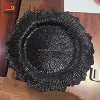 Assiettes de présentation noires à bord festonné de 13 pouces pour la décoration de tables d'événements et de mariages – Collection SMOOTH