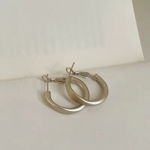 Pendientes de Aro en Forma de C de Acero Inoxidable Chapados en Oro de 18k de Alta Calidad para Mujer, Joyería Hipoalergénica, Pendientes de Aro con Forma de Espiral - Product Image 3
