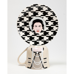 Ensemble tasse et assiette avec motif noir et blanc et design portrait pour service à thé - Product Image 1