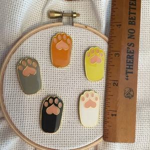 Benutzer definierte magnetische Gold Metall weiche harte Emaille-Stifte fühlen sich stabil exklusive magnetische Katzen-oder Hunde pfoten Nadel mutter Anstecknadel - Product Image 5