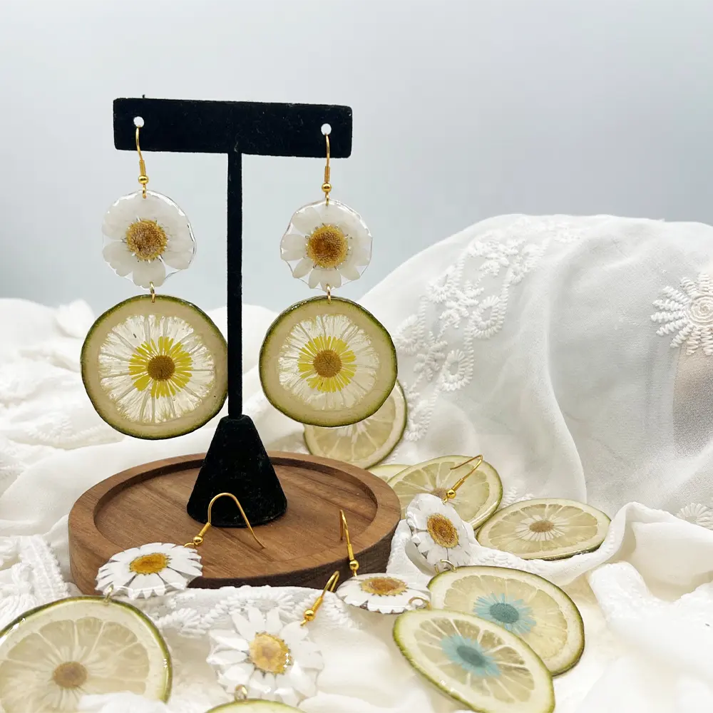 Perhiasan Resin botani buatan tangan Lemon kering dan Anting bunga aster putih padat hadiah untuk dia