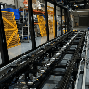 สายพานลำเลียงอุตสาหกรรมคุณภาพพรีเมียม ขายดี สายพานลำเลียงวัสดุอัตโนมัติ แบบโซ่สามเส้น พร้อมลูกกลิ้งยกแบบนิวเมติก - Product Image 1