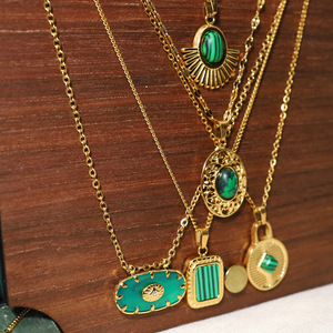 Collana con ciondolo in Malachite retrò elegante francese in oro 18K in acciaio inossidabile intarsiato in malachite turchese per ragazze - Product Image 1