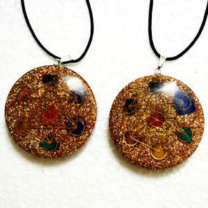 Pendentif énergétique artisanal en Orgonite de 30 mm avec pierres de chakra, gemmes, couche de cuivre et cristaux, idéal pour colliers et la pratique du Feng Shui - Product Image 1