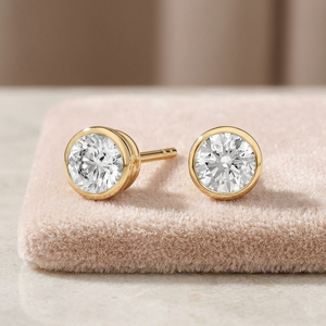 Boucles d'oreilles classiques serties de diamants de laboratoire ronds taillés en taille baguette, 0,75 ct, en or blanc 14 carats, pour occasions spéciales - Product Image 4