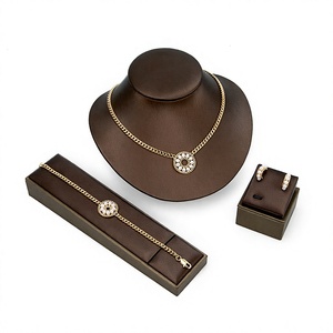 Parure de bijoux en perles plaquées or pour femme : collier, boucles d'oreilles et bracelet – Cadeau élégant pour fêtes et mariages GOLD HAND - Product Image 3