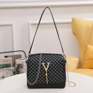 Bolso cuadrado pequeño de moda para mujer con estampado de anillos, cadena decorativa en forma de V, para llevar al hombro o bajo el brazo, con forro interior. - Product Image 1