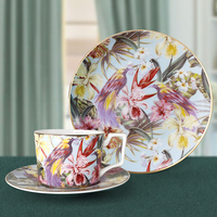 Cangkir Kopi Teh Porselen Bone China Berbingkai Emas Motif Bunga Tropis untuk Hotel Restoran Kafe Hadiah Eceran Peralatan Makan Kustom