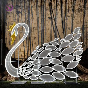 Thanh lịch khổng lồ sáng trắng cánh Thiên Nga với vương miện vàng sang trọng bầu không khí mơ mộng ánh sáng cho đám cưới bên nền trang trí - Product Image 3