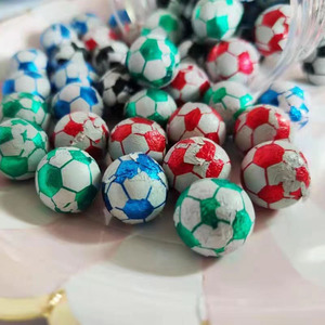 Vente en gros Feuille Enveloppée Blanc Croustillant <span class=keywords><strong>Chocolat</strong></span> Bonbons Sourire Tennis Billard Football Terre Golden Ball Motif Composé <span class=keywords><strong>Chocolat</strong></span> - Product Image 2