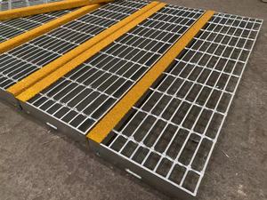 Scale a griglia in acciaio zincato con naso antiscivolo - Product Image 4