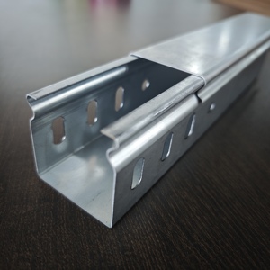 Selbstverriegelnde Geschlitzte Kabelkanäle Vorverzinkt für IEC 61084 Zertifizierte Snap-Fit-Gehäuse Schnelle <span class=keywords><strong>Sitel</strong></span>-Verkabelungsinstallation - Product Image 2