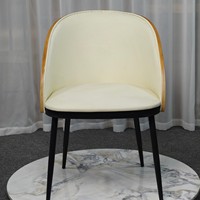 Chaise de salle à manger ergonomique de style scandinave sur mesure, avec cadre métallique et rembourrage luxueux crème, pour restaurants et hôtels (vente en gros)