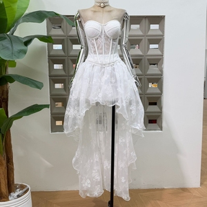 Ensemble de vêtements de boutique : Haut bustier en organza à lacets et baleines, avec <span class=keywords><strong>jupe</strong></span> asymétrique à traîne et effet cintré à la taille - Product Image 4