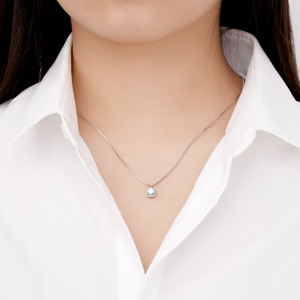 Collar con Colgante de Moissanita Clásico de Corte Redondo, Color D, VVS1, Halo Cuadrado, Cobre con Baño de Oro de 14K, con Certificado GRA - Product Image 4
