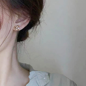 Orecchini a perno delicati a forma di cuore da donna, design a cuore cavo, accessori minimalisti per l'uso quotidiano - Product Image 2