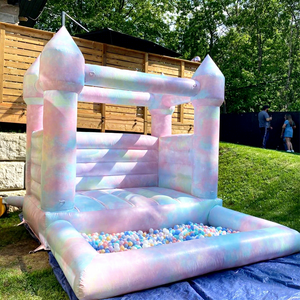 Castillo inflable comercial para fiestas infantiles, con diseño tie dye, con piscina de pelotas, castillo hinchable. - Product Image 1