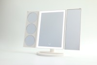 Conception de stockage de base en gros d'usine trois niveaux de luminosité LED miroir de courtoisie anti-poussière miroir de maquillage grossissant à trois volets