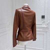 Kurze, taillierte braune Schafsleder-Damenjacke im französischen Vintage-Stil mit einzigartigen Taschen für den urbanen Alltag
