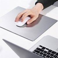 Tapis de souris de jeu en aluminium, grande taille, surface métallique imperméable et facile à nettoyer avec base antidérapante pour les joueurs sur PC et le bureau