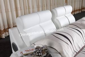 Cama blanca de lujo con TV y reproductor de iPhone - Product Image 2