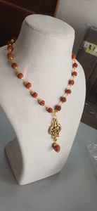 Collier Mala Rudraksha Indonésien avec Pendentif Om Trishul Plaqué Or, Perles de Prière Hindoues, Bijoux Spirituels - Product Image 4