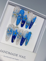 Uñas Acrílicas Hechas a Mano con Flores Azules en 3D, Uñas Almendradas con Degradado Azul y Blanco, Uñas Postizas con Líneas Plateadas y Cuentas de Diamantes de Imitación