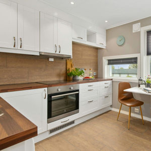 Cuisine intégrée en bois massif entièrement assemblée avec cuisinière, plan de travail et bac de rangement pour usage domestique - Product Image 1