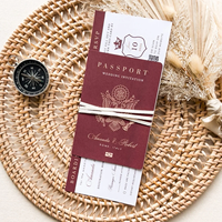 Cartes d'invitation de mariage de luxe bordeaux pour voyage à l'étranger, style passeport et carte d'embarquement de destination, avec nœud en ruban