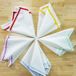 Serviette de table réutilisable en coton brodé Scallop Ric Rac Edge lavable en machine pour les réglages de table multi-événements - Product Image 3