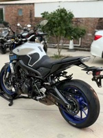 Yamaha MT-09 890cc, moto de rue haute performance refroidie par eau, adaptée aux pilotes expérimentés, parfaite pour la conduite en ville