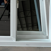 Weißes UPVC PVC Schiebefenster Doppelverglast Hurrikan-Beständig Schalldicht Wärmeisoliert mit Fliegengitter