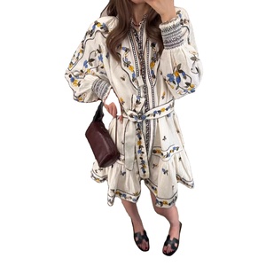 เดรสสั้นผ้ารามีสไตล์ลำลองหรูหราสำหรับผู้หญิง งานปักแน่นระดับไฮเอนด์ คอตั้ง ทรงเอ ช่วยเก็บหน้าท้อง ผูกเอว - Product Image 1