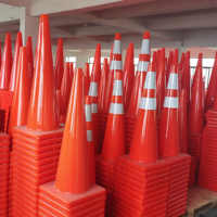 700mm 750mm PVC Trafik Konisi Yansıtıcı Kılıflı Siyah Tabanlı Yol Bariyeri Kullanımı İçin Yol Güvenlik Konisi Trafik Konisi