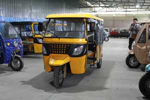 Tricycle à essence à carrosserie fermée pour 6 à 9 passagers, tuk-tuk taxi pour le transport de passagers - Product Image 5