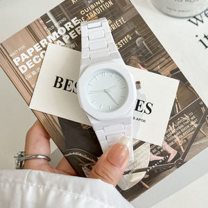 นาฬิกาควอตซ์พลาสติกผู้หญิงหน้าปัดกระจกบางเฉียบ 40 มม. สไตล์คลาสสิกสั่งทำขายส่ง ตัวเลขแบบอารบิก นาฬิกาวินเทจผู้ชาย ผู้ผลิต - Product Image 5