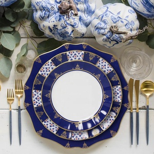 Platos de Porcelana con Borde Dorado Más Vendidos, Platos de Cerámica Irregulares con Flores Azules - Product Image 1