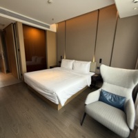Ensembles de chambre d'hôtel modernes et minimalistes sur mesure avec lit king-size et placard, panneaux revêtus de phosphate de trisodium, pour maison de vacances