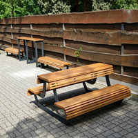 Table de pique-nique extérieure moderne avec plateau en lattes de bois intégré et structure en acier inoxydable pour parcs, jardins et mobilier urbain public