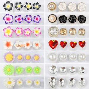 Japanese-style Nail Art Silicone Finger &amp; <strong>Toe</strong> <strong>Divider</strong> with Daisy Water Drop Rhinestone Design Comfort Level - Product Image 4