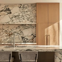 Comptoirs de cuisine en marbre de luxe sur mesure Senger, armoires de cuisine minimalistes avec tiroirs et crédence en marbre pour la décoration de villas